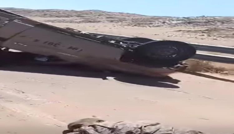 مقتل 3 جنود وإصابة 10 في انقلاب طقم عسكري بجبهة البقع بعد استلام رواتبهم