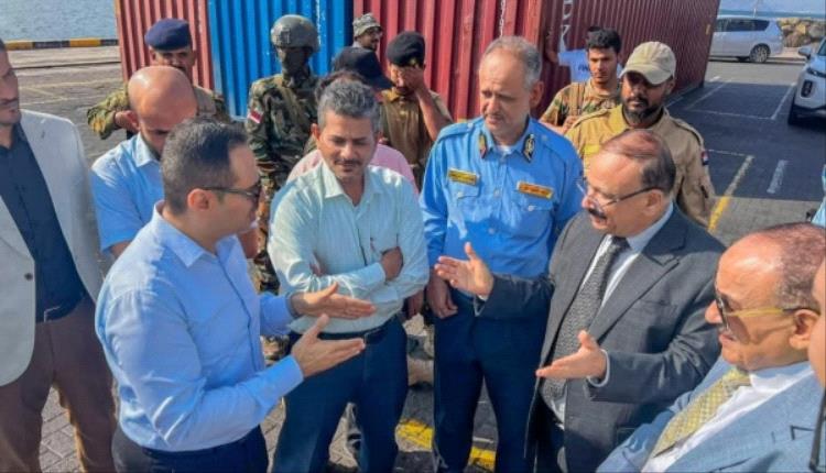 وزير النقل يدعو لرفع جاهزية ميناء عدن وتسريع المناولة للحد من تكدس الحاويات