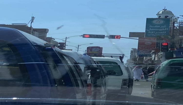 تدشين التشغيل التجريبي للإشارات الضوئية في جولة القاهرة بعدن