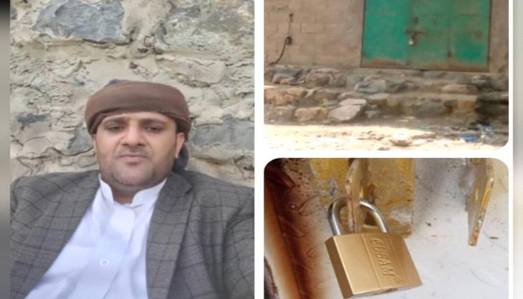 بالسلاسل والأقفال.. مشرف حوثي يقفل محلات تجارية ومنازل أهالي شرعب الرونة