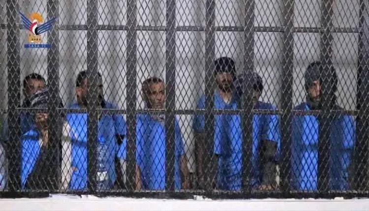 مشاهد مأساوية لأهالي المحكومين بالإعدام أمام محكمة الحوثي بصنعاء بعد النطق بالحكم