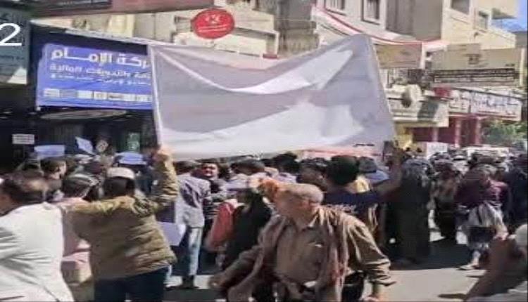 غضب في تعز.. مظاهرة أصحاب البسطات تندد بإزالتها وتطالب بأسواق بديلة آمنة
