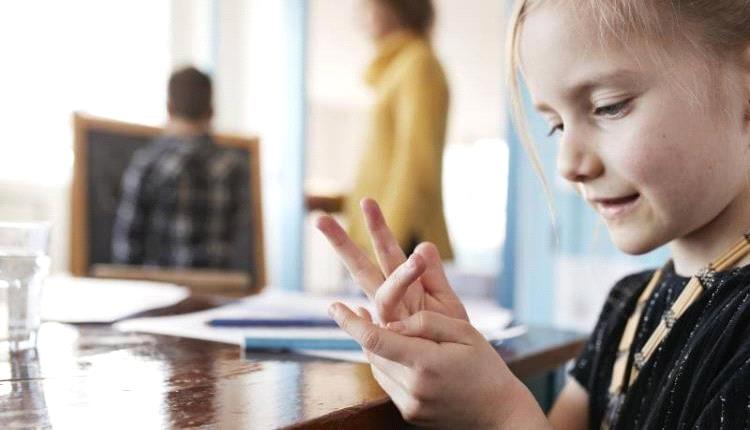 دراسة: العد بالأصابع لدى تلاميذ المدارس الابتدائية يمهد للتفوق في الرياضيات