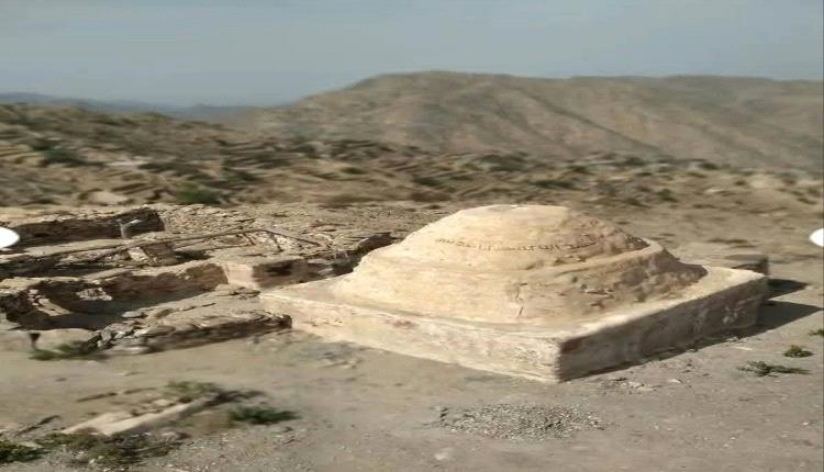 شاهد هدم قبة تاريخية في جبل النبي شعيب يثير غضب واسع.. اعتداء على ذاكرة اليمن