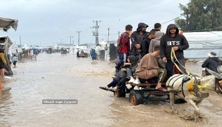وسط ظروف مأساوية.. الأمطار تغرق خيام النازحين في غزة
