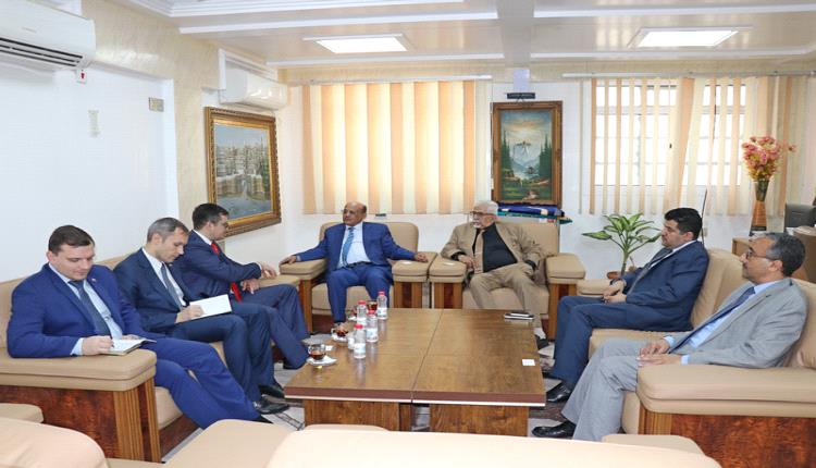 مركزي عدن يبحث مع السفير الروسي تعزيز التعاون المالي والاقتصادي