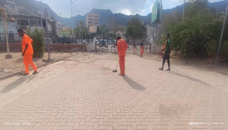 استعدادًا للإحتفال الذكرى بذكرى 30 نوفمبر.. حملة واسعة لتنظيف ساحة الجندي المجهول بالتواهي  