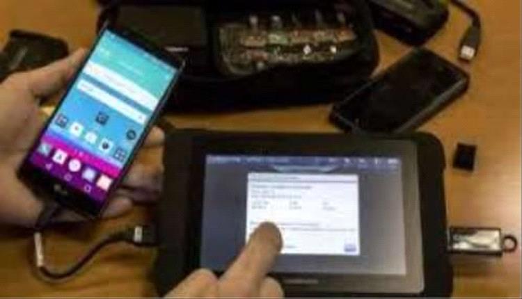 قيادي حوثي يعتدي على نساء تعز وينهب عشرات الهواتف عليها صورهن