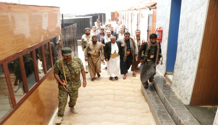 ناشط يعري مسؤولي الحوثي: "تقضون الشتاء في المنتجعات وتتركون الشعب بين البرد والجوع"