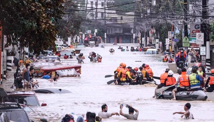 69 قتيلا وعشرات المفقودين جراء الفيضانات في إندونيسيا