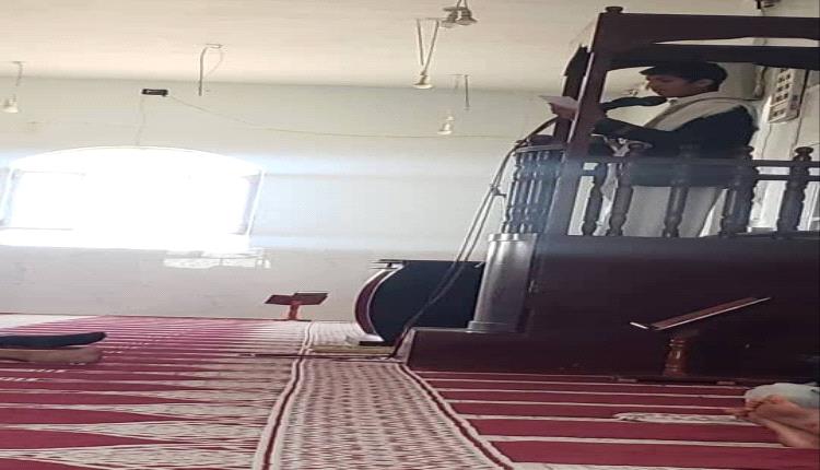 قيادي حوثي يفرض نجله خطيباً والمصلون يغادرون المسجد بشكل جماعى في المخادر