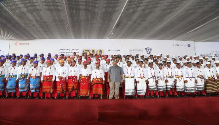 بدعم إماراتي ورعاية طارق صالح..  المخا تزف 500 عريس وعروس بـ"فرحة وطن"