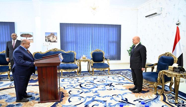 محافظ حضرموت الخنبشي يؤدي اليمين الدستورية ويستمع إلى توجيهات العليمي