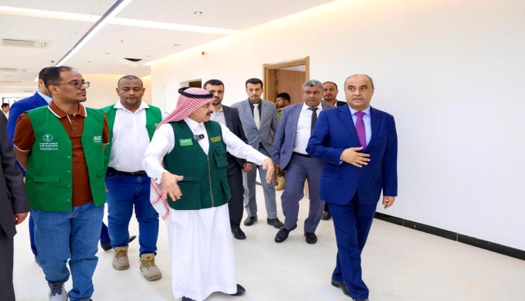 بن بريك يطلع على ترتيبات افتتاح مبنى رئاسة الوزراء الجديد بعدن