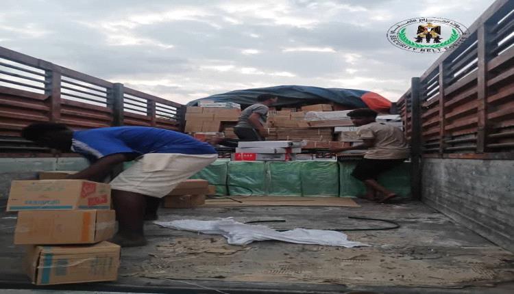 الأمن يضبط شحنة سجائر مهربة مخفية داخل شاحنة نقل بضائع في أبين