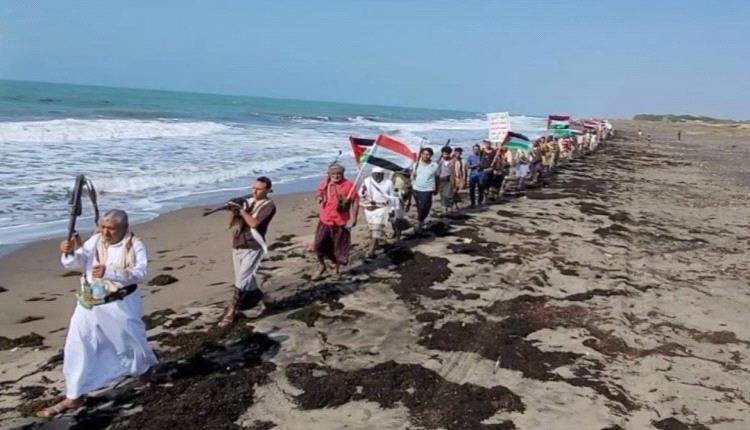 الحوثي يرحل الأزمات الغارق فيها بالنفير العام