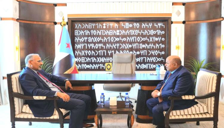 الزُبيدي يؤكد دعم الإنتقالي الجنوبي للخنبشي ويعول على خبرته لإدارة حضرموت