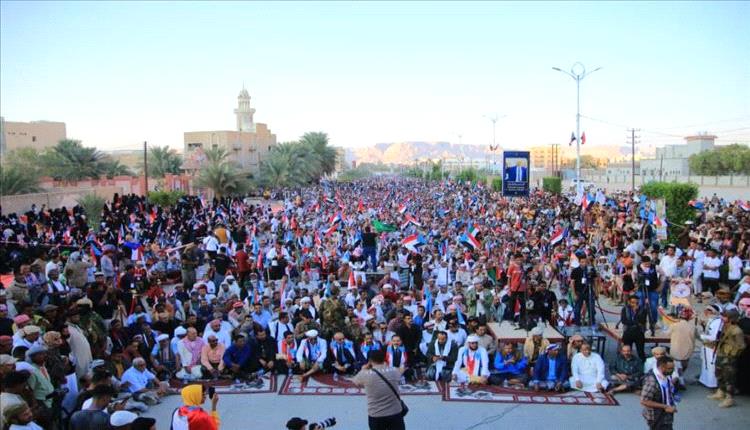 حشود سيئون تتمسك بالهوية الجنوبية وترفض الوصاية على حضرموت