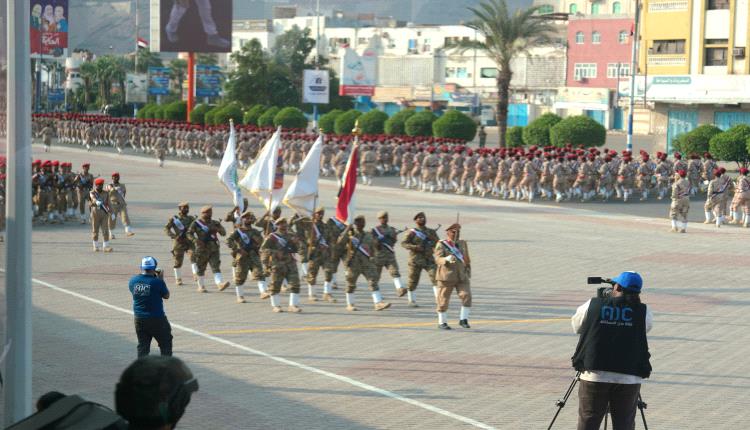 بعد انقطاع طويل.. ساحة العروض تشهد عرض عسكري احتفاءً بذكرى 30 نوفمبر (صور)