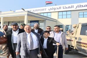 البركاني يصل على رأس وفد حكومي إلى المخا ويتحدث عن الوصول إلى صنعاء