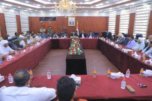 بعد تحرك الرئاسي.. سلطة المهرة تعقد اجتماعًا وتحدد موقفها من توريد الإيرادات