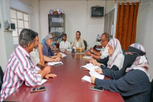 اجتماع لمتابعة مستوى تنفيذ مشاريع البرنامج الاستثماري بمديرية صيرة بعدن