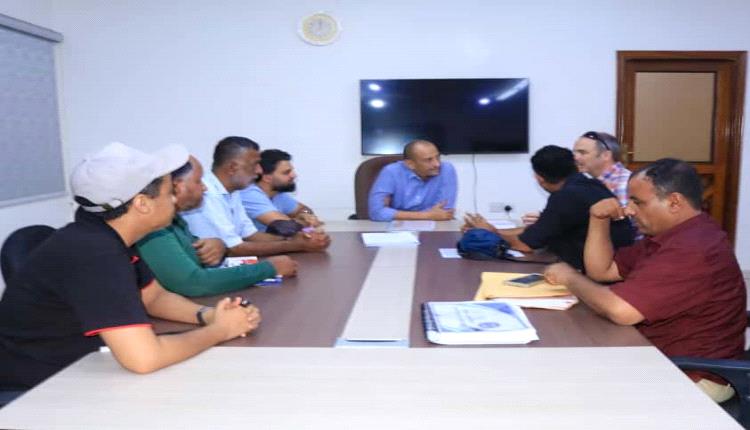باخبيرة يناقش مع اوكسفام تقييم مشروع تأهيل محطة صرف صحي وتنفيذ مشاريع جديدة في خور مكسر