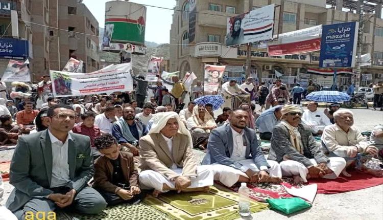 تعز تنتفض في جمعة الانتصار.. آلاف المحتجين يطالبون بالقصاص ورحيل القيادات الفاشلة