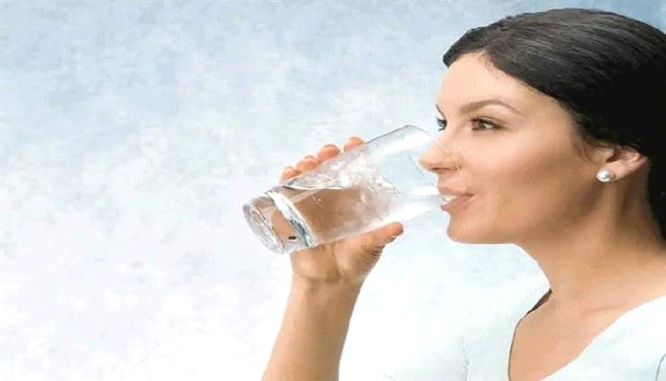 فوائد صحية وجمالية كبيرة لشرب الماء على معدة فارغة في الصباح 