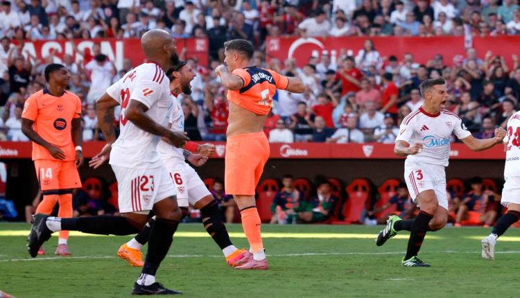 إشبيلية يكتسح برشلونة برباعية ويمنح ريال مدريد صدارة الدوري الإسباني