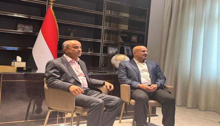طارق صالح ورئيس الحكومة يعلنان العد التنازلي لإقلاع أولى الرحلات من مطار المخا الدولي