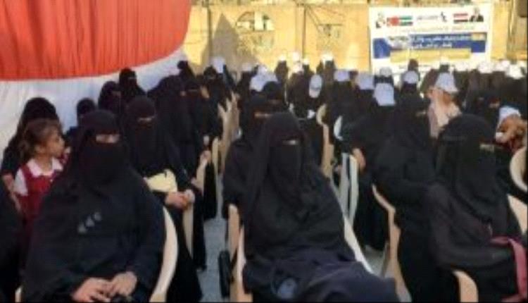 ناشطة إخوانية تُقيم حفل أمام جامعة تعز برعاية مطلوب في اغتيال إفتِهان المشهري