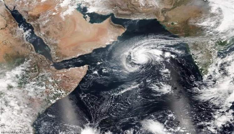 الأرصاد الجوية: المنخفض الجوي في بحر العرب تراجع إلى عاصفة إعصارية