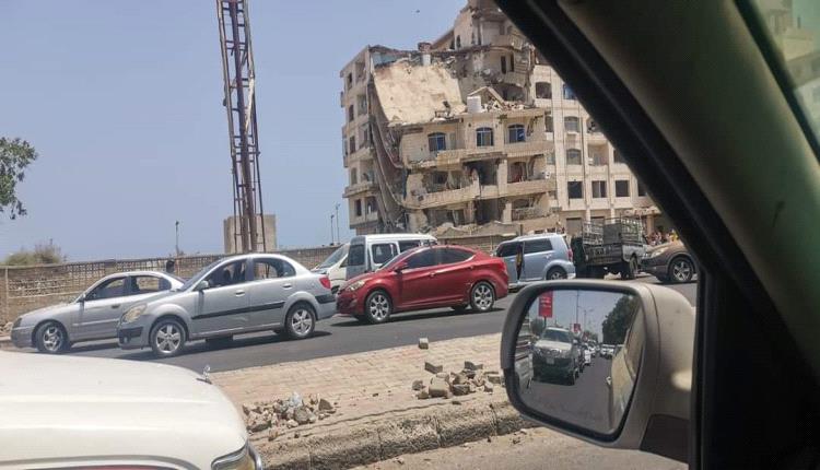 مواطنون يناشدون الأمن لإنقاذهم من مختلٍّ عقلي يهاجم المارة ويعتدي على فتاة في الشارع بعدن