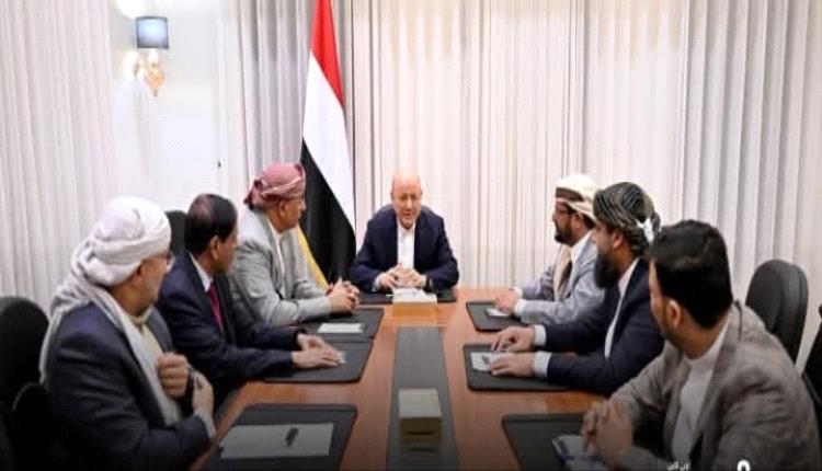 كشف خلافات تعصف بالمجلس الرئاسي وتوقف اجتماعه لليوم الثاني.. وبن بريك يتمسك بشروطه