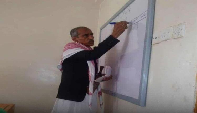 أبناء قيادي حوثي يعتدون بوحشية على معلم منعهم من الغش في إب