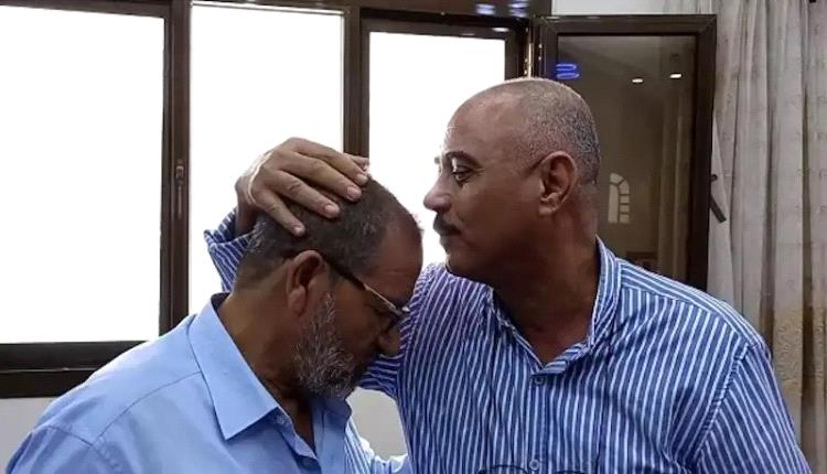 موقف مؤثر ليمني يعثر على معلمه المصري بعد 35 عاما 