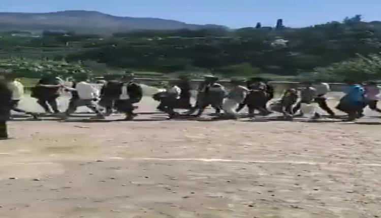 خروج مسيرة طلابية في إب ضد الحوثيين تطالب بالإفراج عن المعلمين المعتقلين