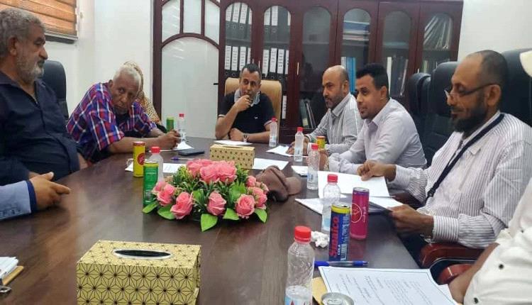 الصناعة توجّه بإعداد قائمة سعرية موحدة تشمل جميع السلع.. ورقابة صارمة لضبط الأسعار باسواق عدن
