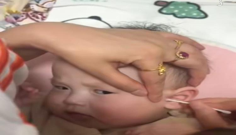 هل يجب تنظيف أذن الطفل بانتظام؟.. طبية متخصصة تجيب 