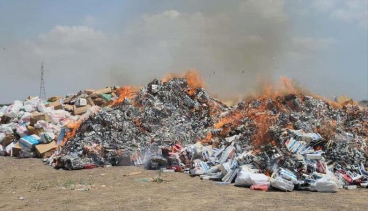 سلطة المخا تتلف 80 طنًا من المواد المهربة.. السجائر والمعسلات والشمة المسرطنة