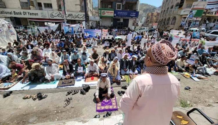 مئات الغاضبين في تعز يطالبون بالعدالة ومحاسبة قتلة الأبرياء
