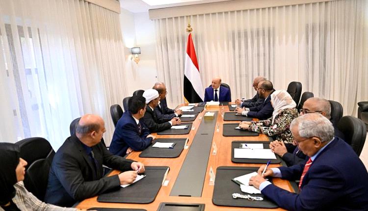 العليمي يؤكد التزام مجلس القيادة بمرجعيات المرحلة الانتقالية