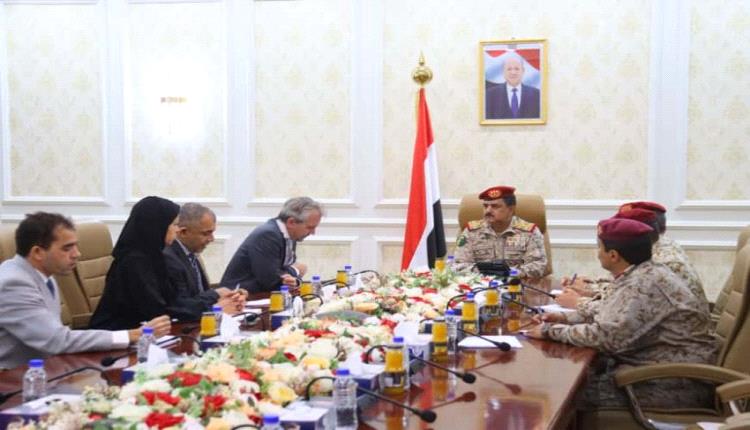 وزير الدفاع يفضح عقيدة الحوثيين أمام الصليب الأحمر: لا سلام مع جماعة تؤمن بحق إلهي في السلطة
