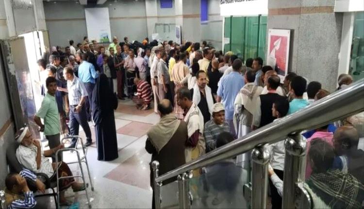 صحفي عدني يكشف من إين حصلت الحكومة على مرتبات الموظفين