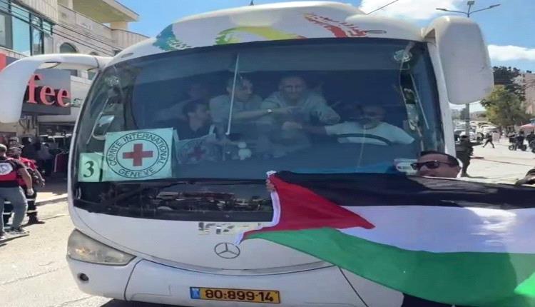 وصول حافلات تقل أسرى فلسطينيين مفرجاً عنهم إلى رام الله  