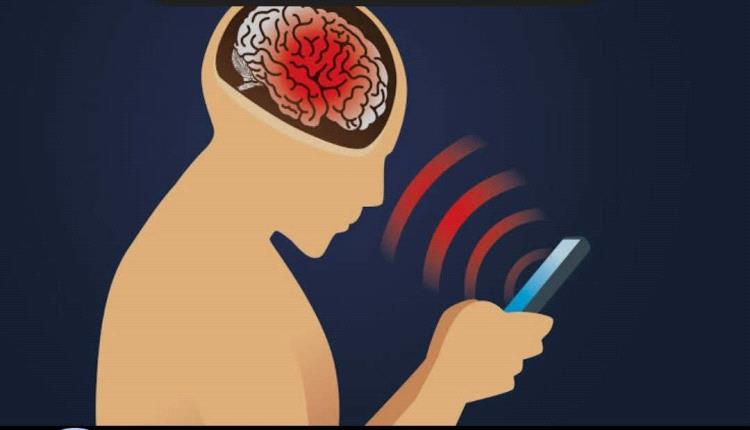 دراسة بريطانية.. الوقت الذي تستخدم فيه هاتفك قد يفضح حالتك النفسية