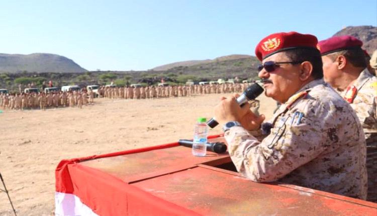 وزير الدفاع من محور أبين: القوات المسلحة هي أمل الشعب وضامن أمنه واستقراره