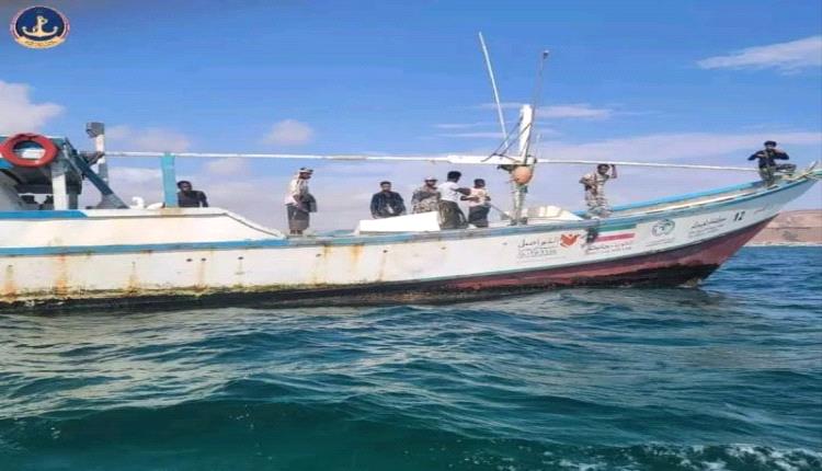 طاقم قارب أجنبي يفرون أثناء التفتيش في سواحل شبوة 