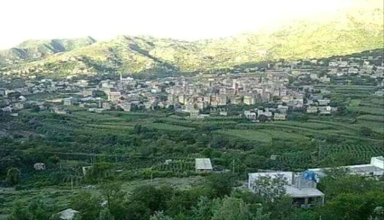 هربت من زوجها المغترب.. ضابط حوثي يحتجز امرأة في منزله منذ اسابيع ويبتزها لتزويجها من عشيقها